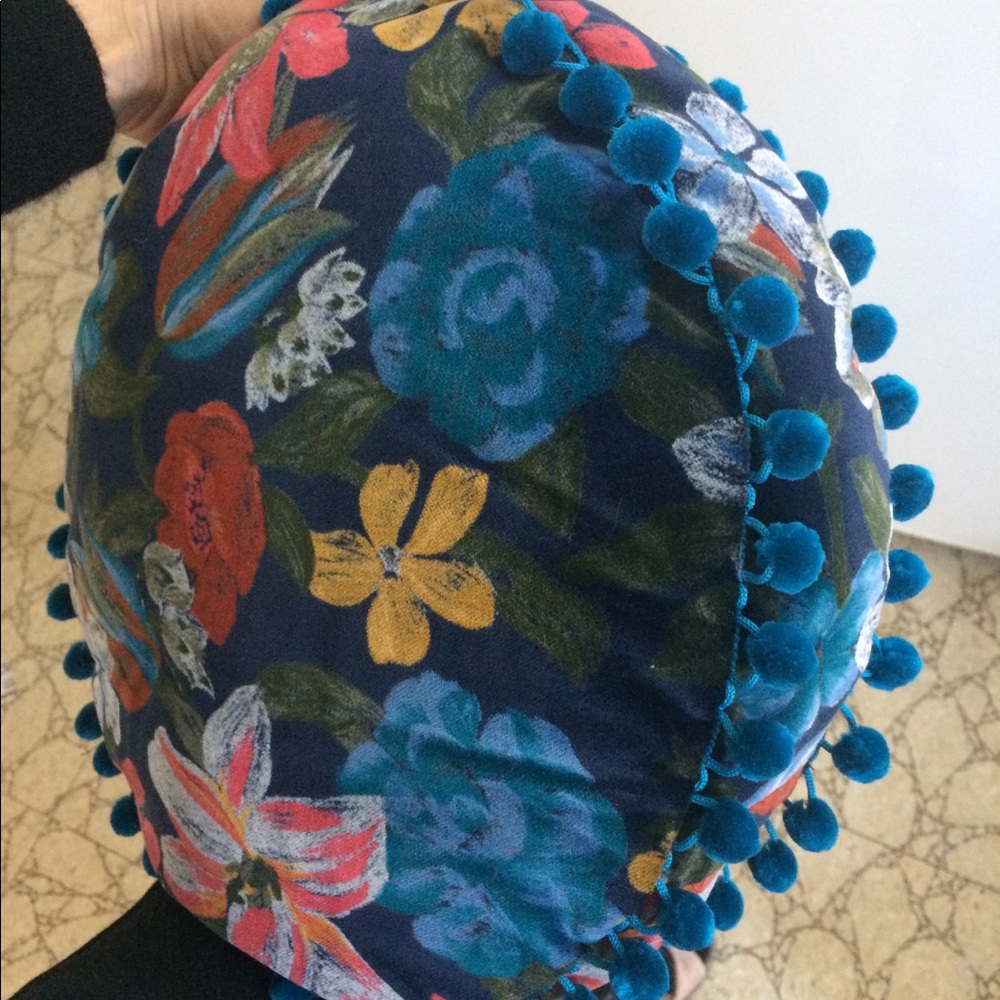 Round throw pillow - Picture 3 of 8